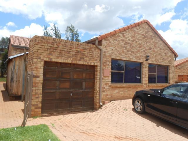 3 Bedroom Cluster for Sale For Sale in Weltevreden Park - Home Sell - MR103746