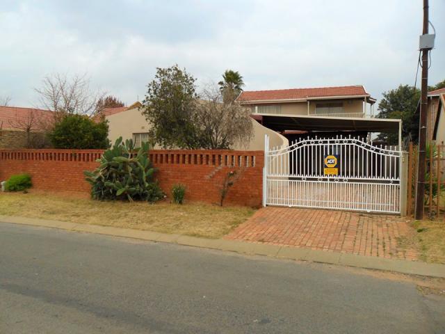 4 Bedroom House for Sale For Sale in Lenasia South - Home Sell - MR103785