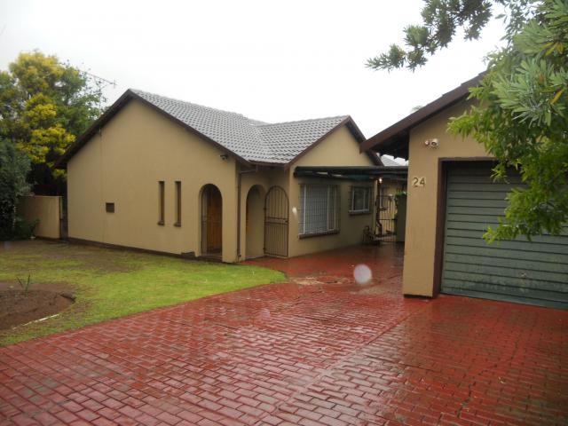 3 Bedroom House for Sale For Sale in Rooihuiskraal - Private Sale - MR103893