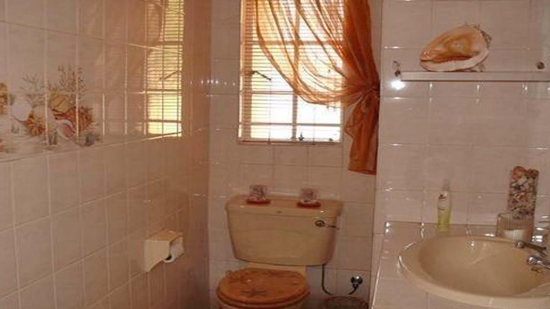 Guest Toilet - 3 square meters of property in Sunward park