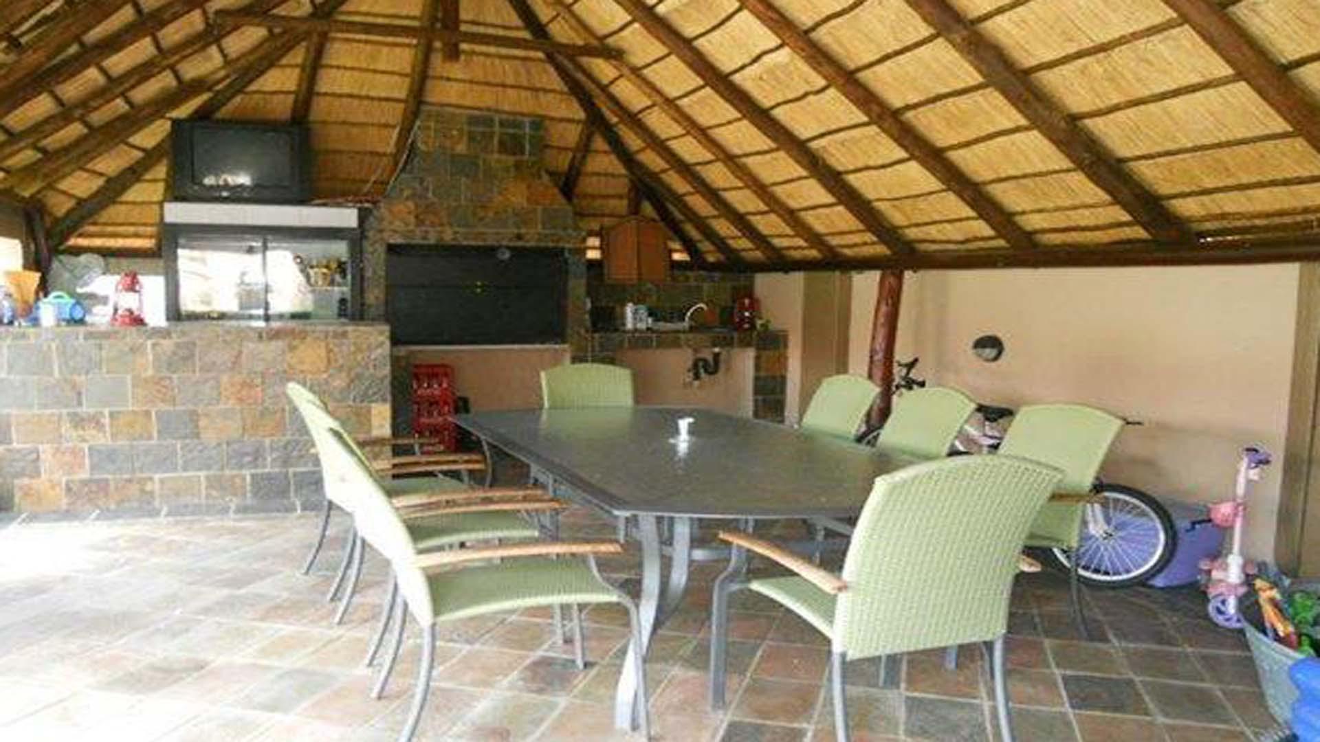 Entertainment - 103 square meters of property in Sunward park