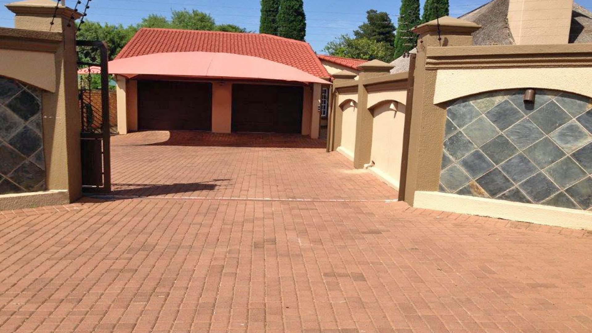 Front View of property in Sunward park