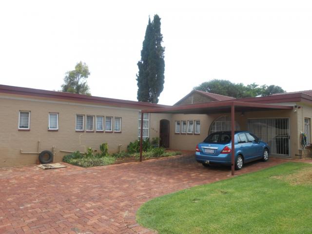 6 Bedroom Duet for Sale For Sale in Garsfontein - Private Sale - MR104604