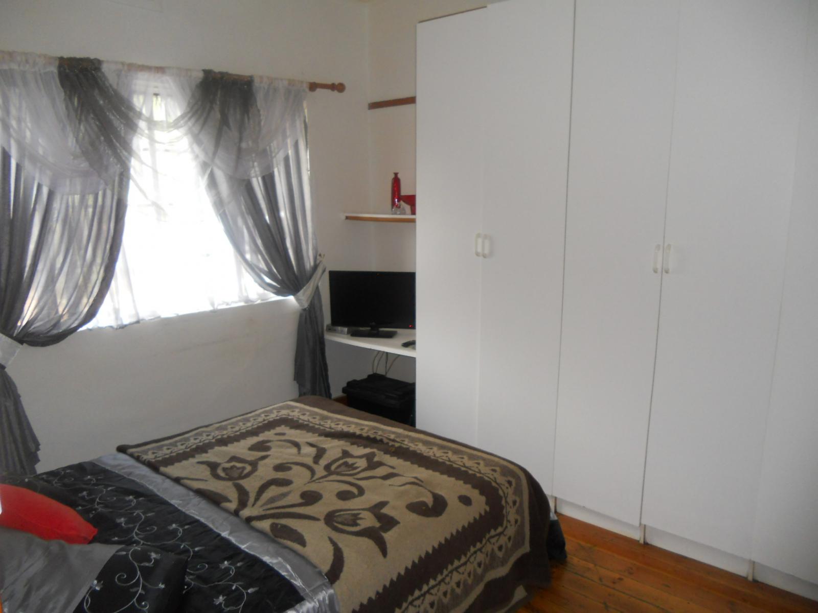 Bed Room 1 - 26 square meters of property in Krugersdorp