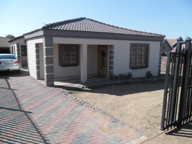 3 Bedroom House for Sale For Sale in Potchefstroom - Private Sale - MR104780