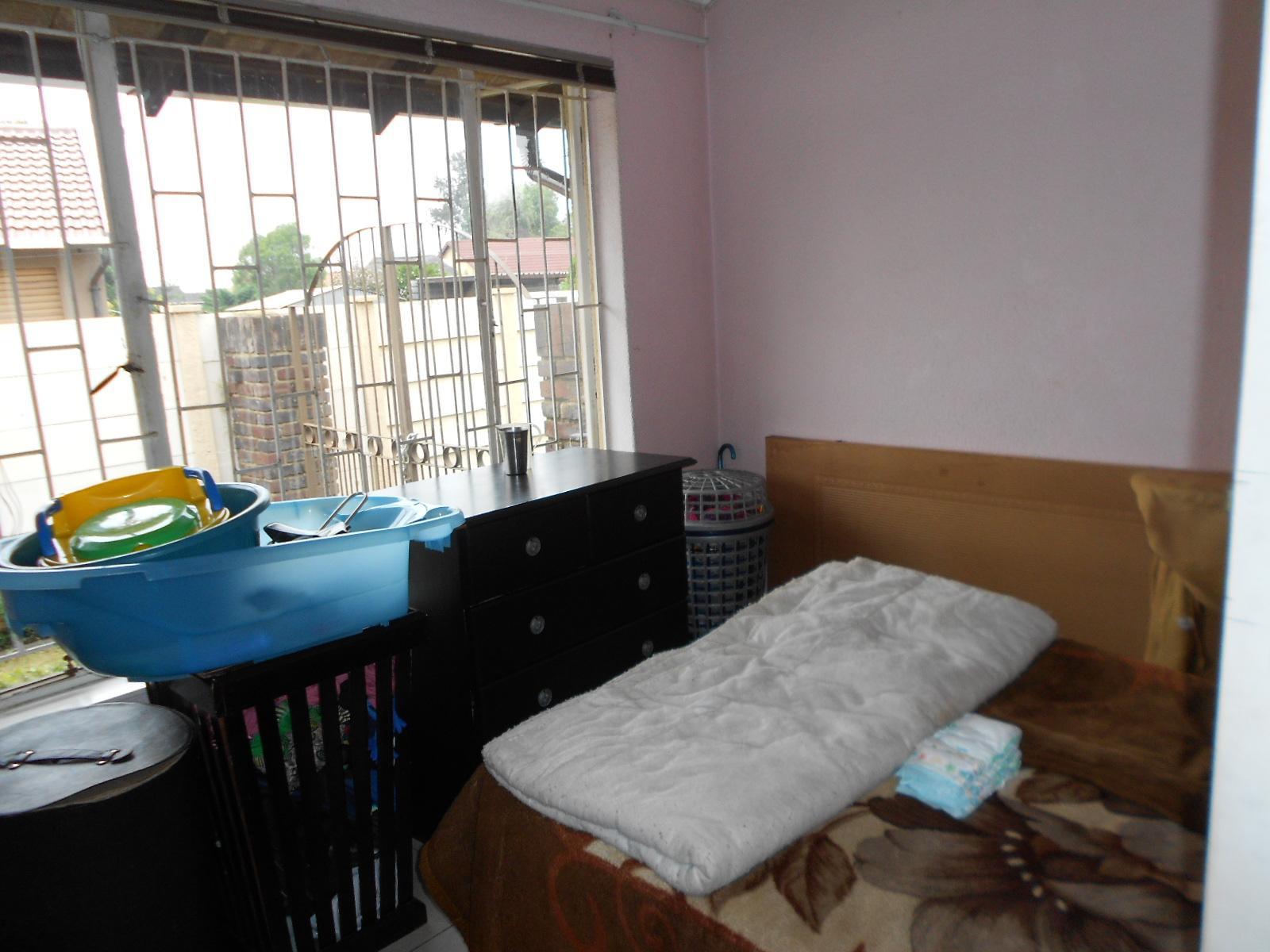 Bed Room 1 - 9 square meters of property in Mayberry Park