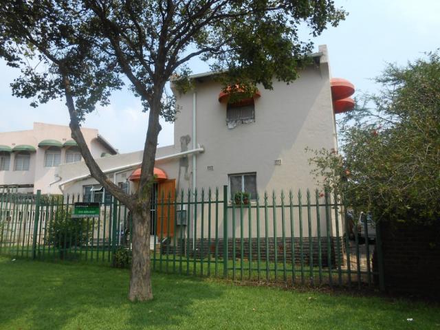 2 Bedroom Duplex for Sale For Sale in Roodepoort - Private Sale - MR105350