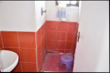 Main Bathroom - 5 square meters of property in Umkomaas