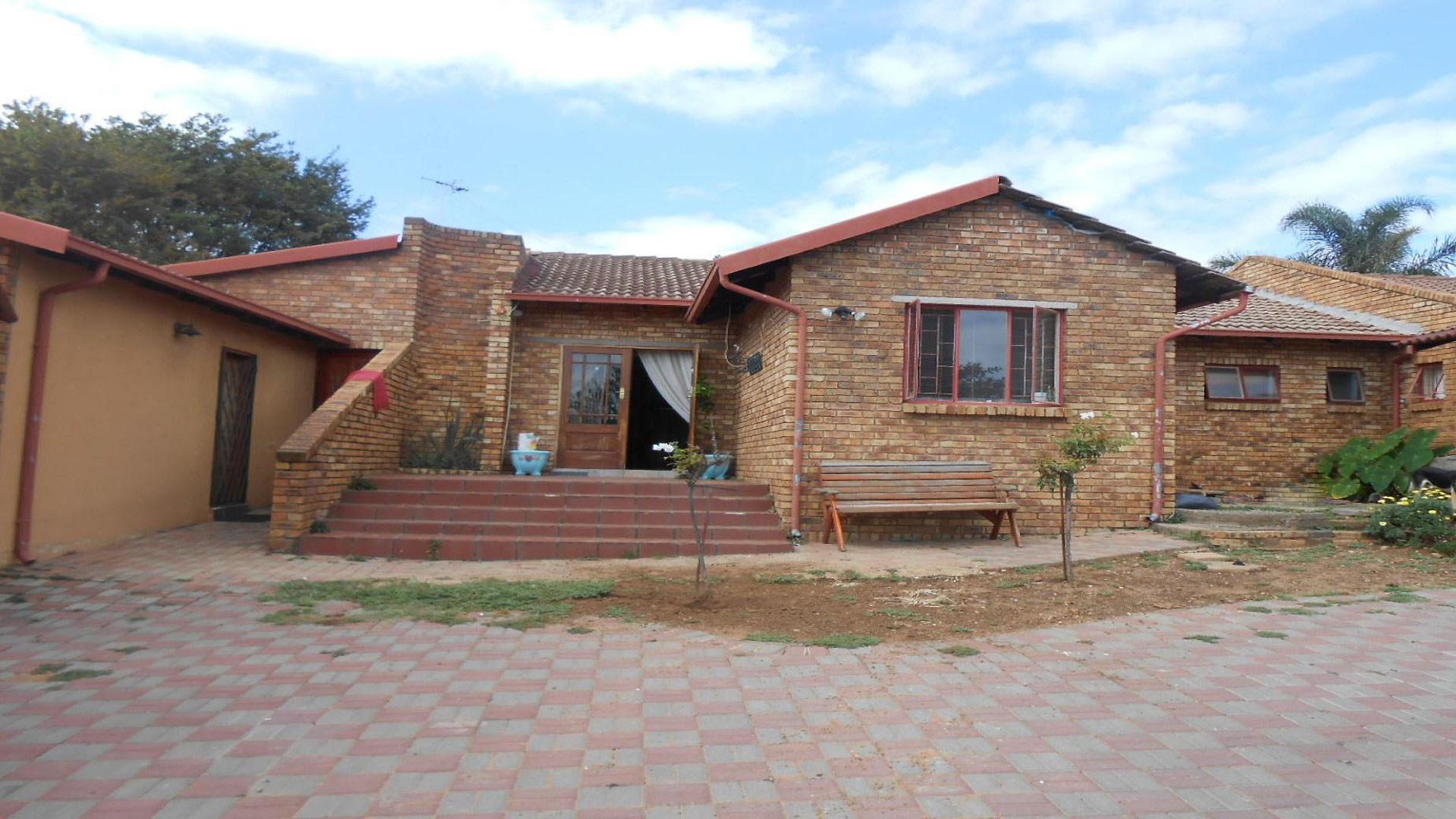 Front View of property in The Reeds