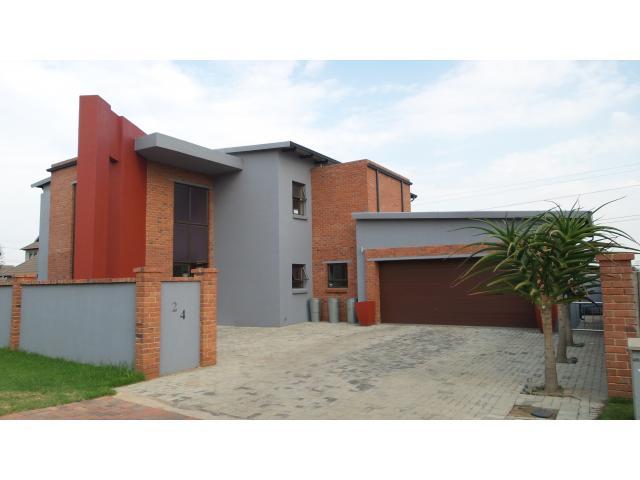 4 Bedroom House for Sale For Sale in Midlands Estate - Private Sale - MR106042