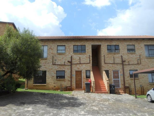 2 Bedroom House for Sale For Sale in Wilgeheuwel  - Home Sell - MR106267