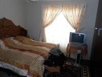 Main Bedroom - 13 square meters of property in Bloemfontein
