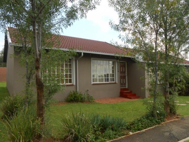 2 Bedroom Cluster for Sale For Sale in Roodepoort West - Private Sale - MR106990