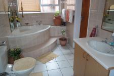 Main Bathroom - 10 square meters of property in Athlone - CPT