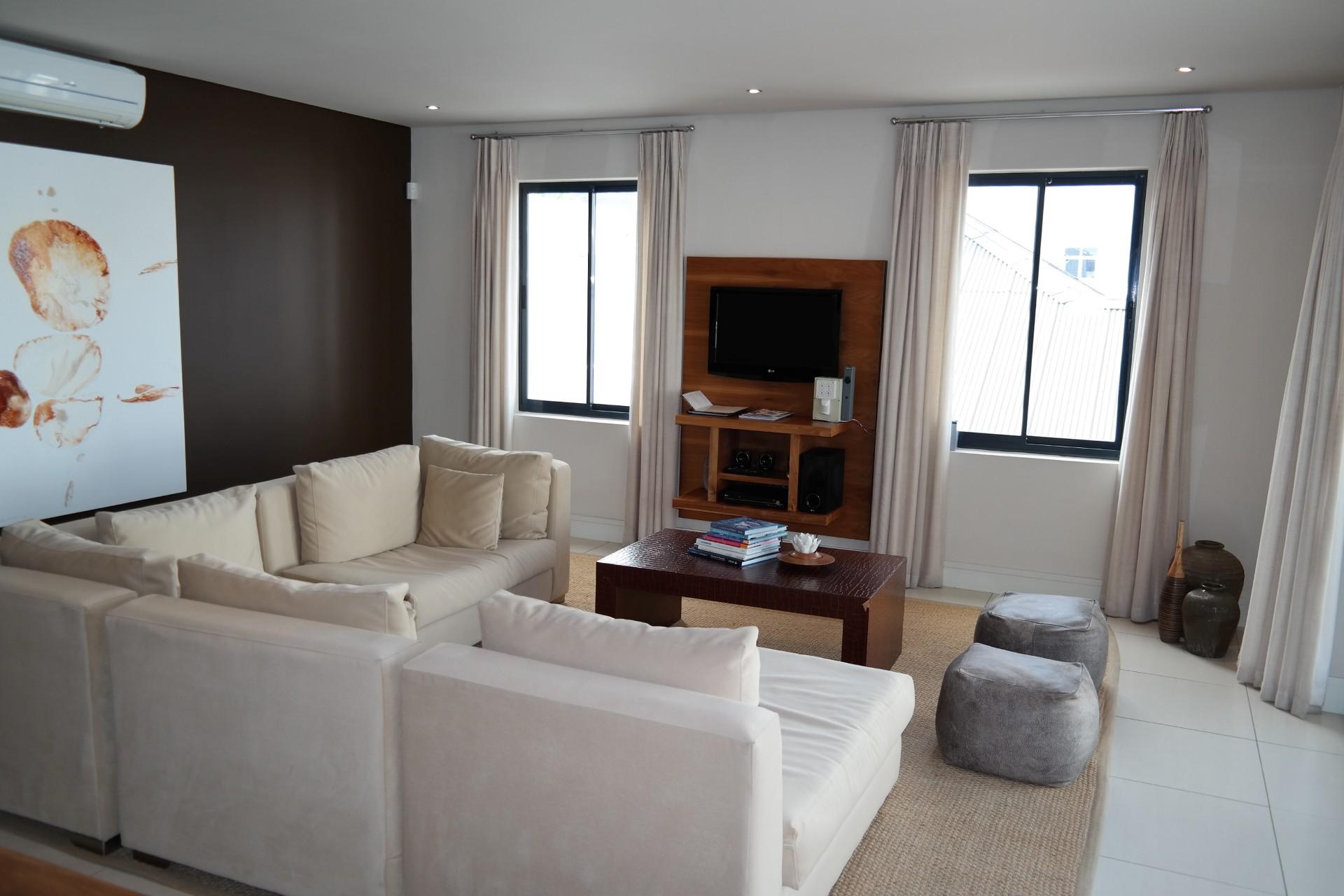 Lounges - 25 square meters of property in Hermanus