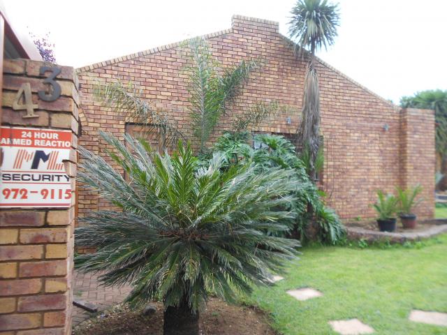 2 Bedroom House for Sale For Sale in Kempton Park - Home Sell - MR107358