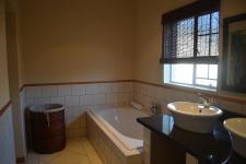 Main Bathroom - 13 square meters of property in Mookgopong (Naboomspruit)