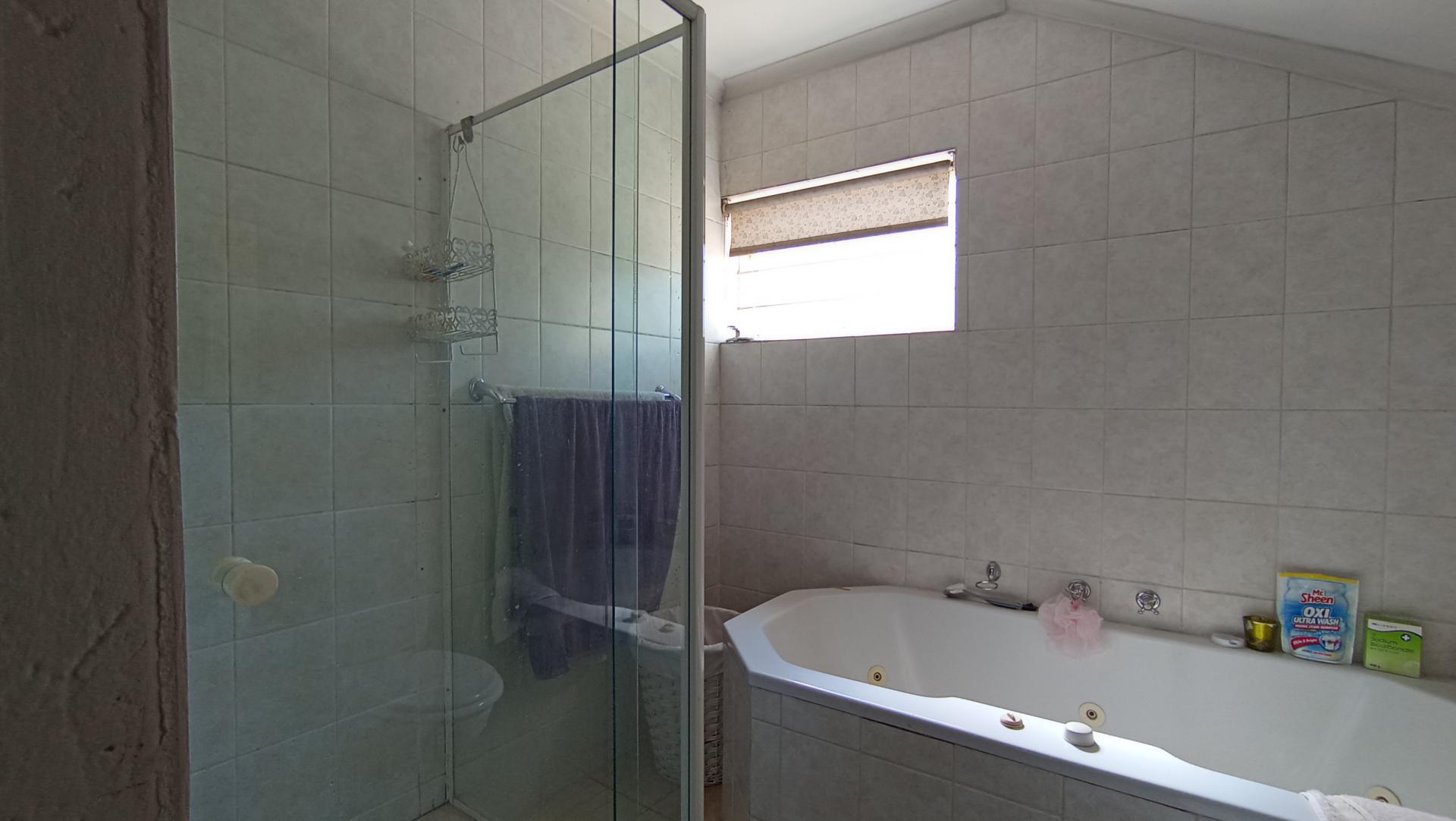 Main Bathroom - 5 square meters of property in Kengies