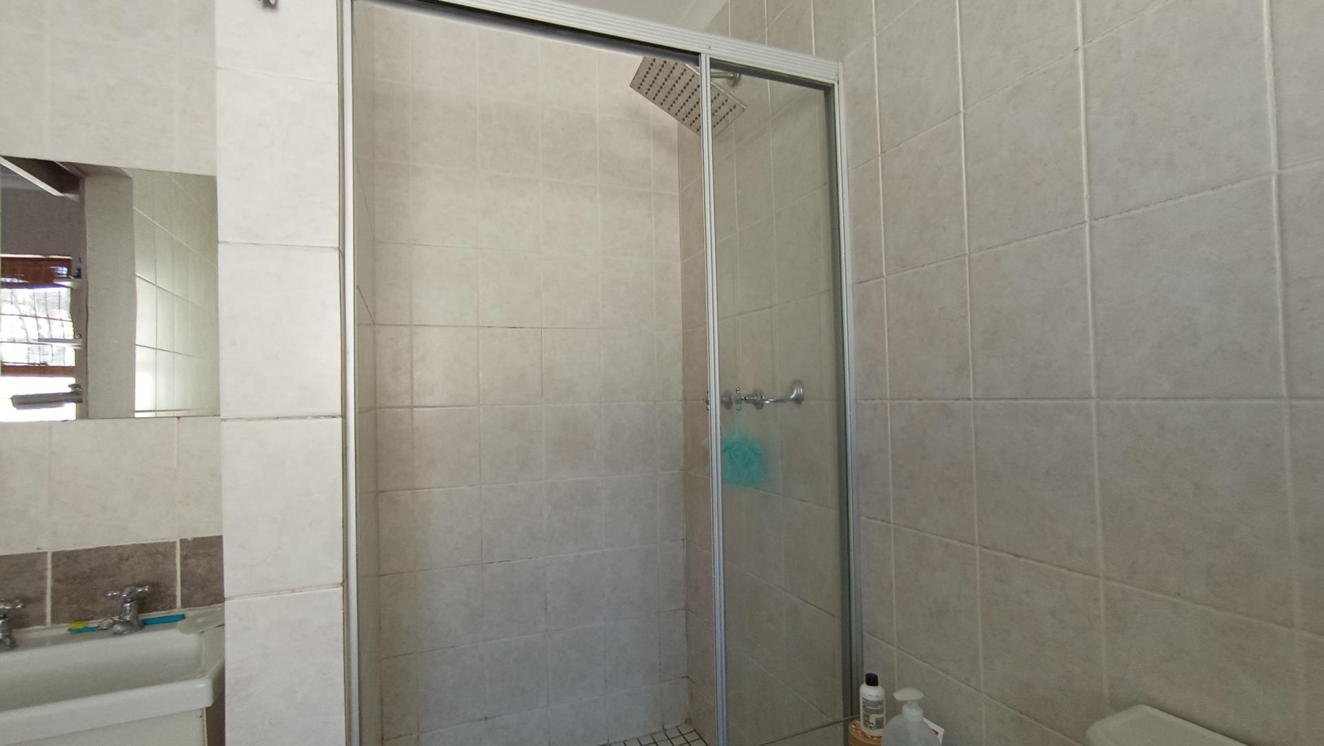 Bathroom 2 - 7 square meters of property in Kengies