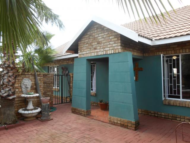 4 Bedroom House for Sale For Sale in Rustenburg - Home Sell - MR107679