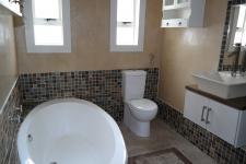 Bathroom 1 - 7 square meters of property in Somerset West