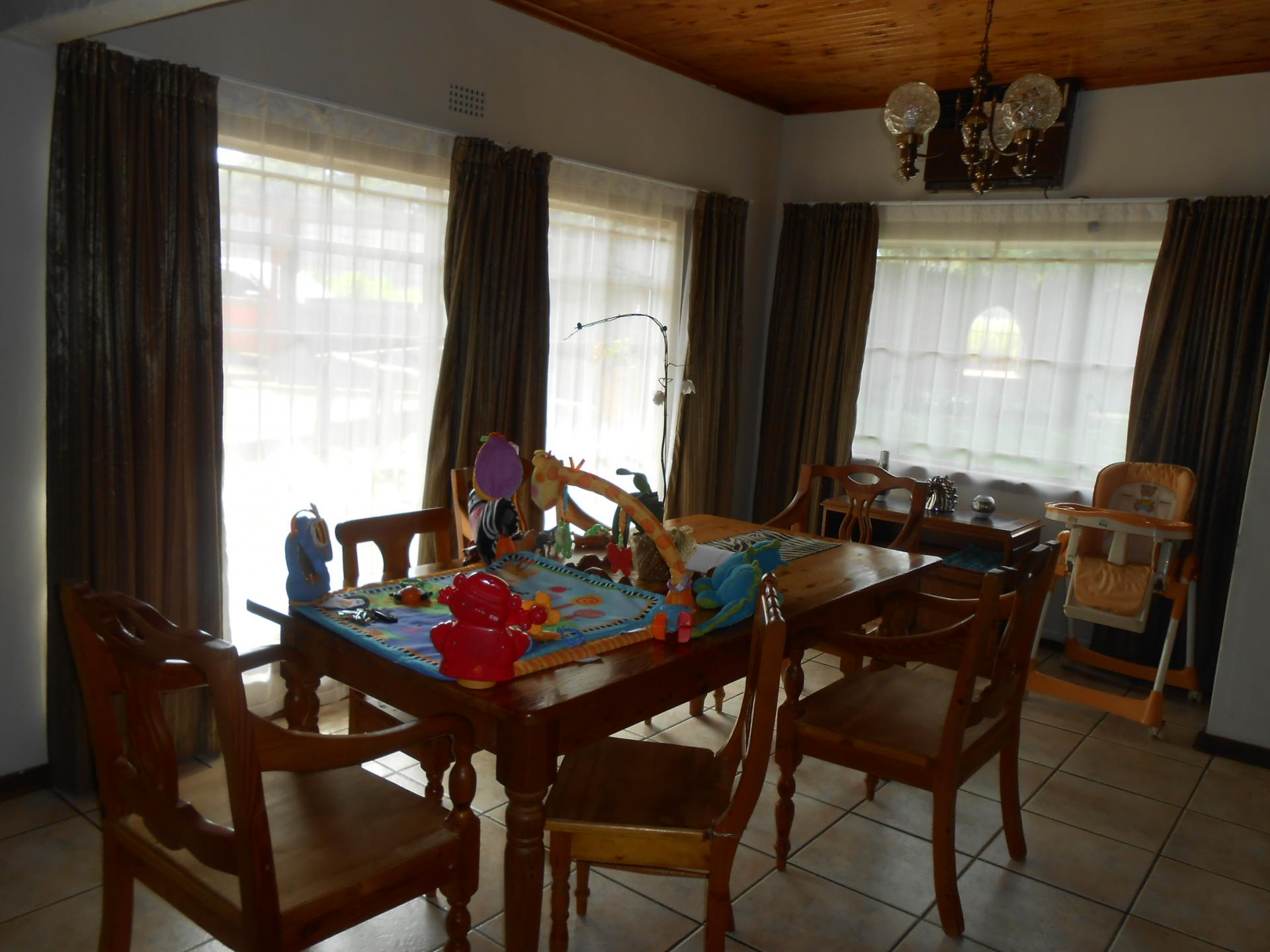 Dining Room - 15 square meters of property in Mont Lorraine AH