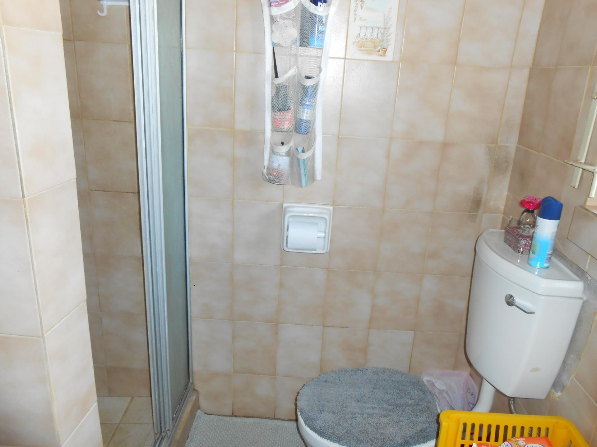 Main Bathroom - 6 square meters of property in Mont Lorraine AH