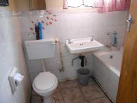 Main Bathroom - 3 square meters of property in Unigray