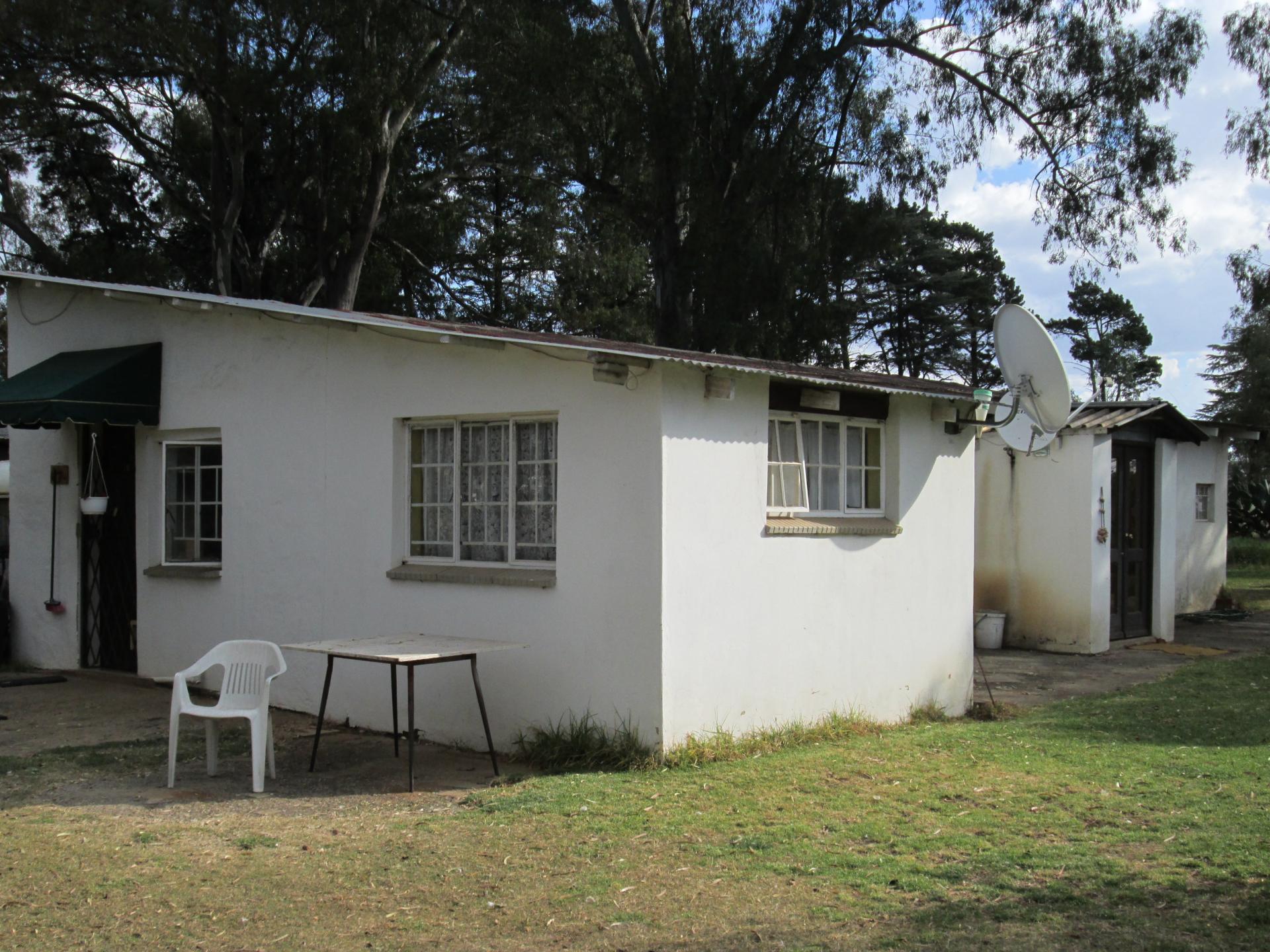 Front View of property in Eikenhof