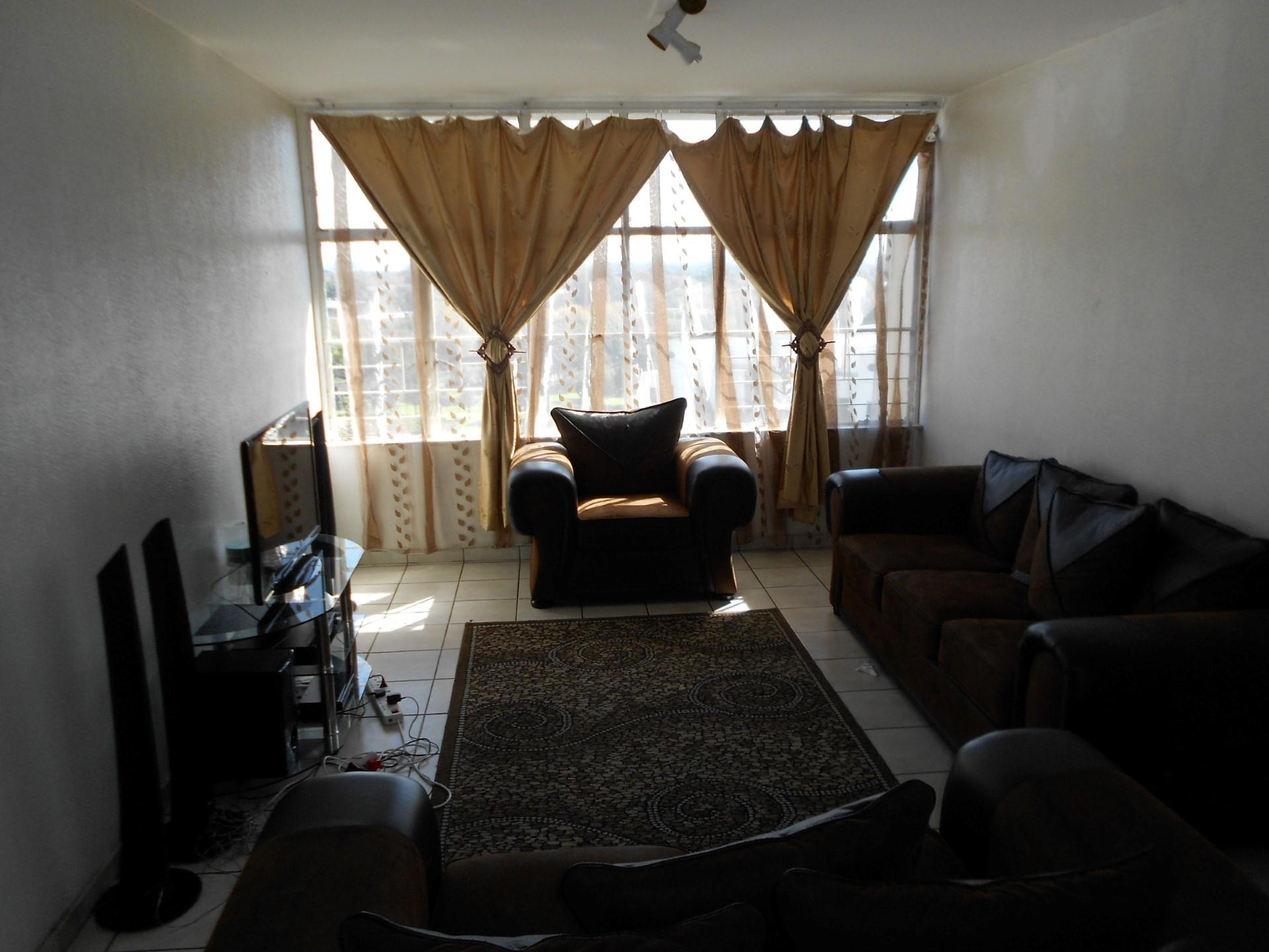 Lounges - 16 square meters of property in Benoni