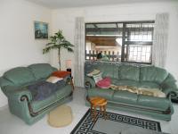 Lounges - 24 square meters of property in Klein-Brakrivier