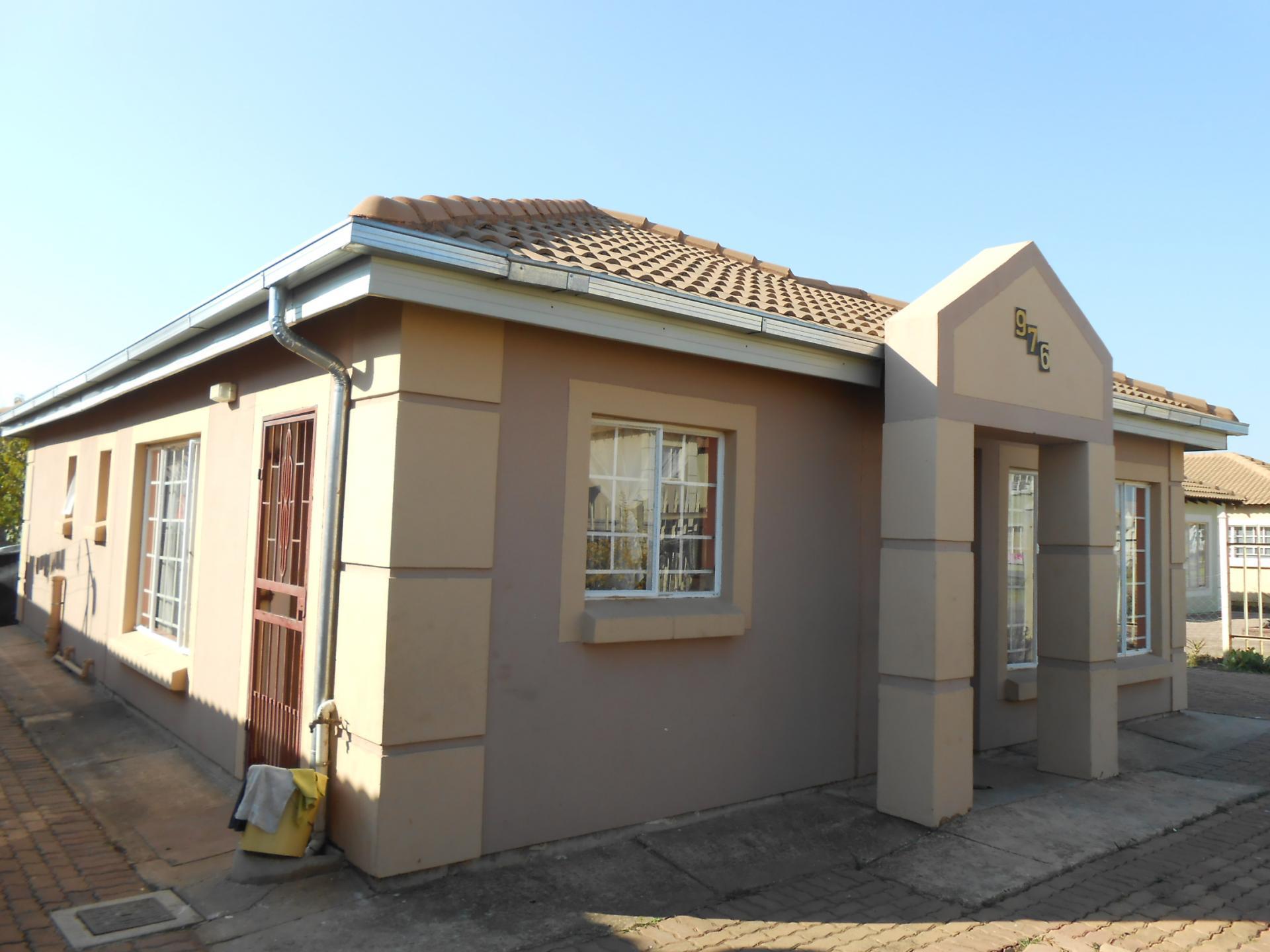 Front View of property in Rosslyn