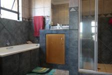Bathroom 3+ - 17 square meters of property in Woodhill Golf Estate