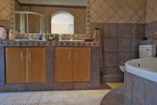 Main Bathroom - 10 square meters of property in Woodhill Golf Estate