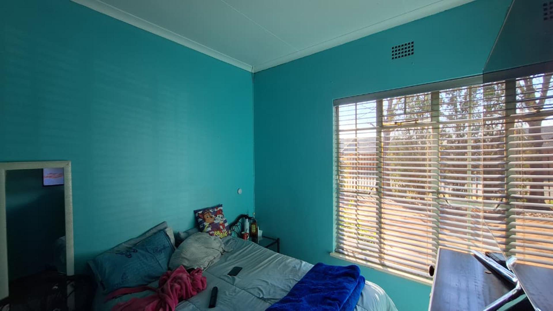 Bed Room 1 - 10 square meters of property in Klippoortjie AH