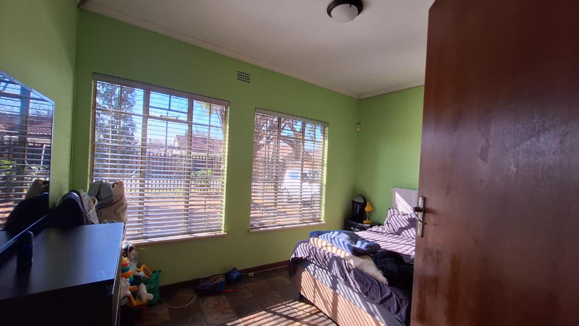 Bed Room 2 - 17 square meters of property in Klippoortjie AH