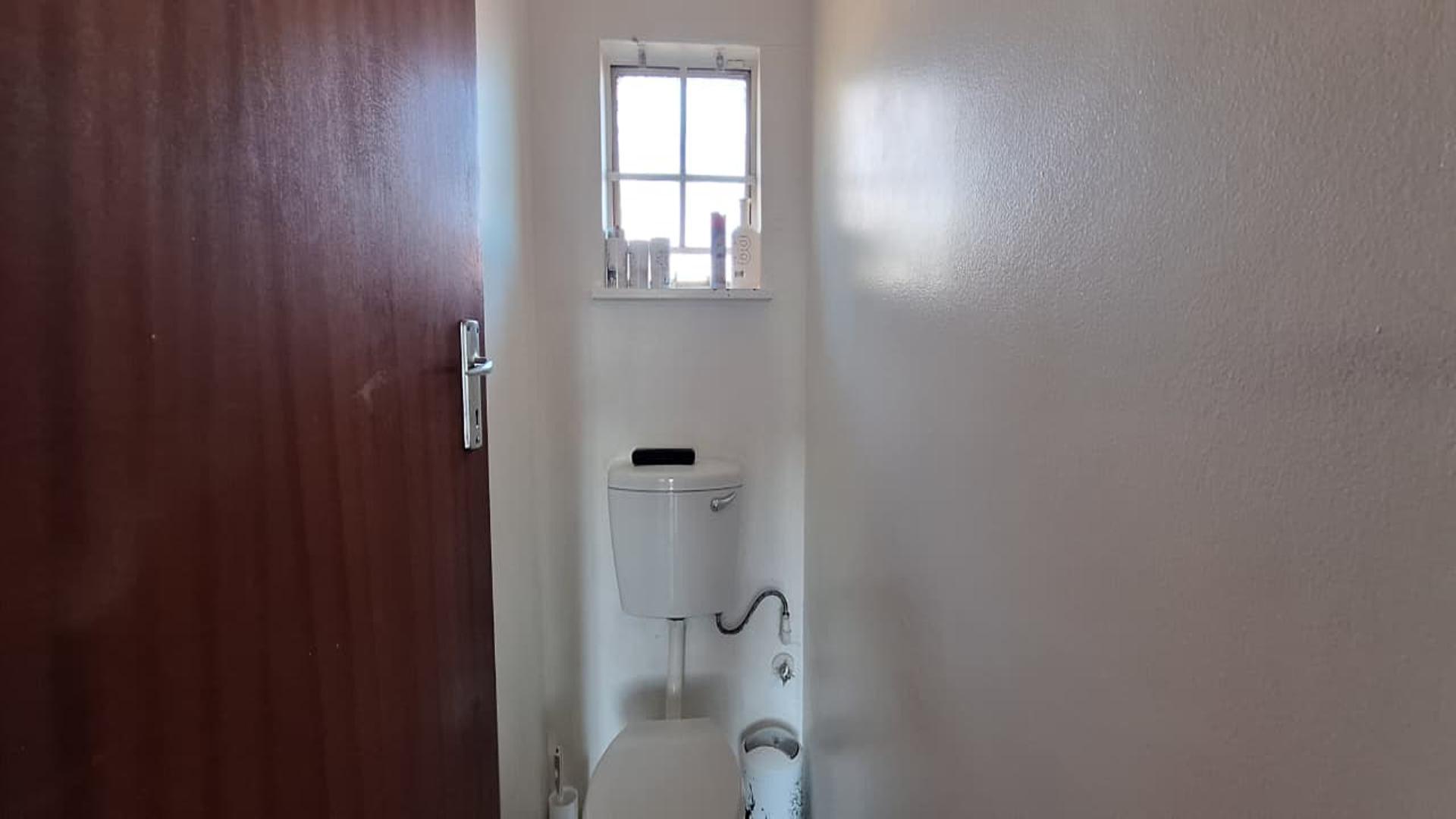 Bathroom 1 - 2 square meters of property in Klippoortjie AH