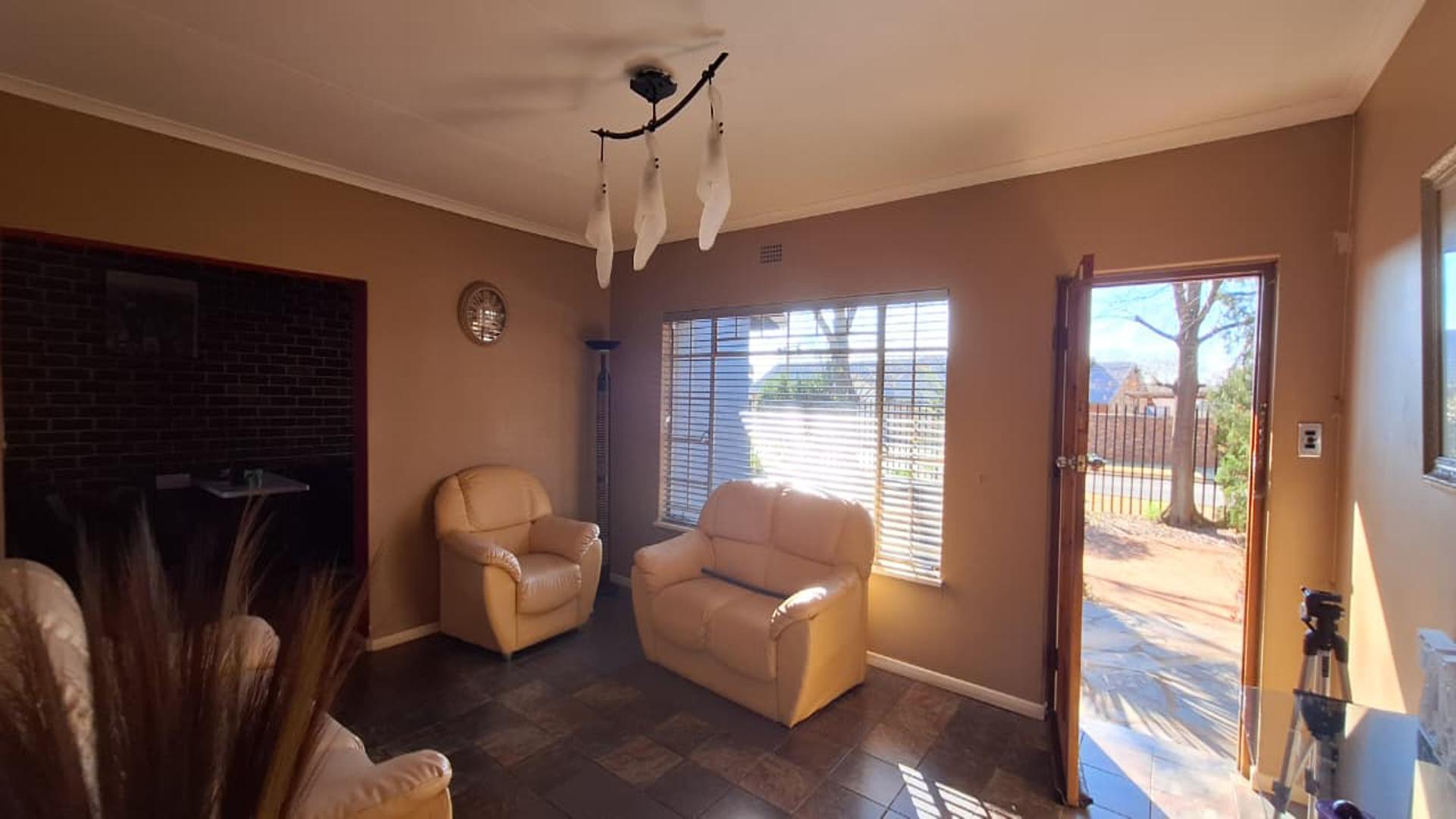 Lounges - 19 square meters of property in Klippoortjie AH