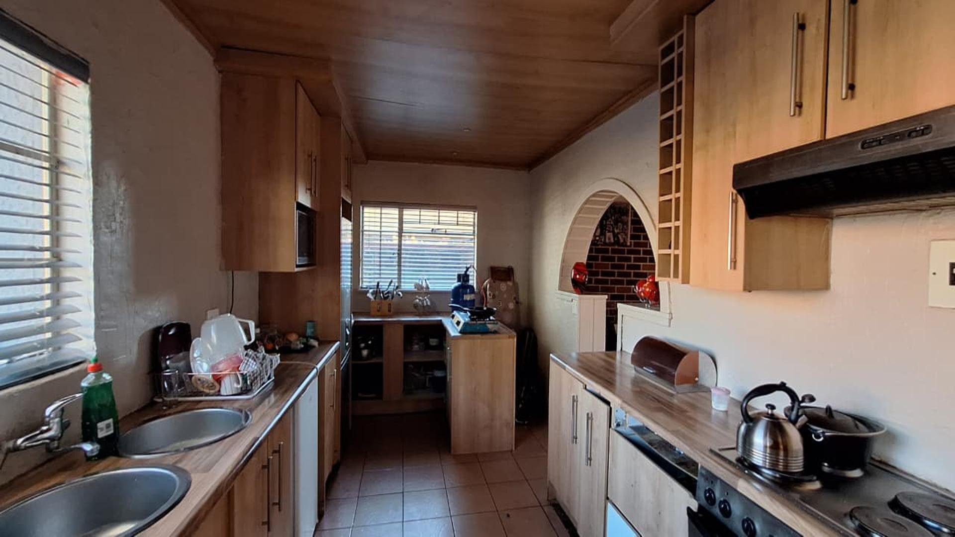 Kitchen - 20 square meters of property in Klippoortjie AH