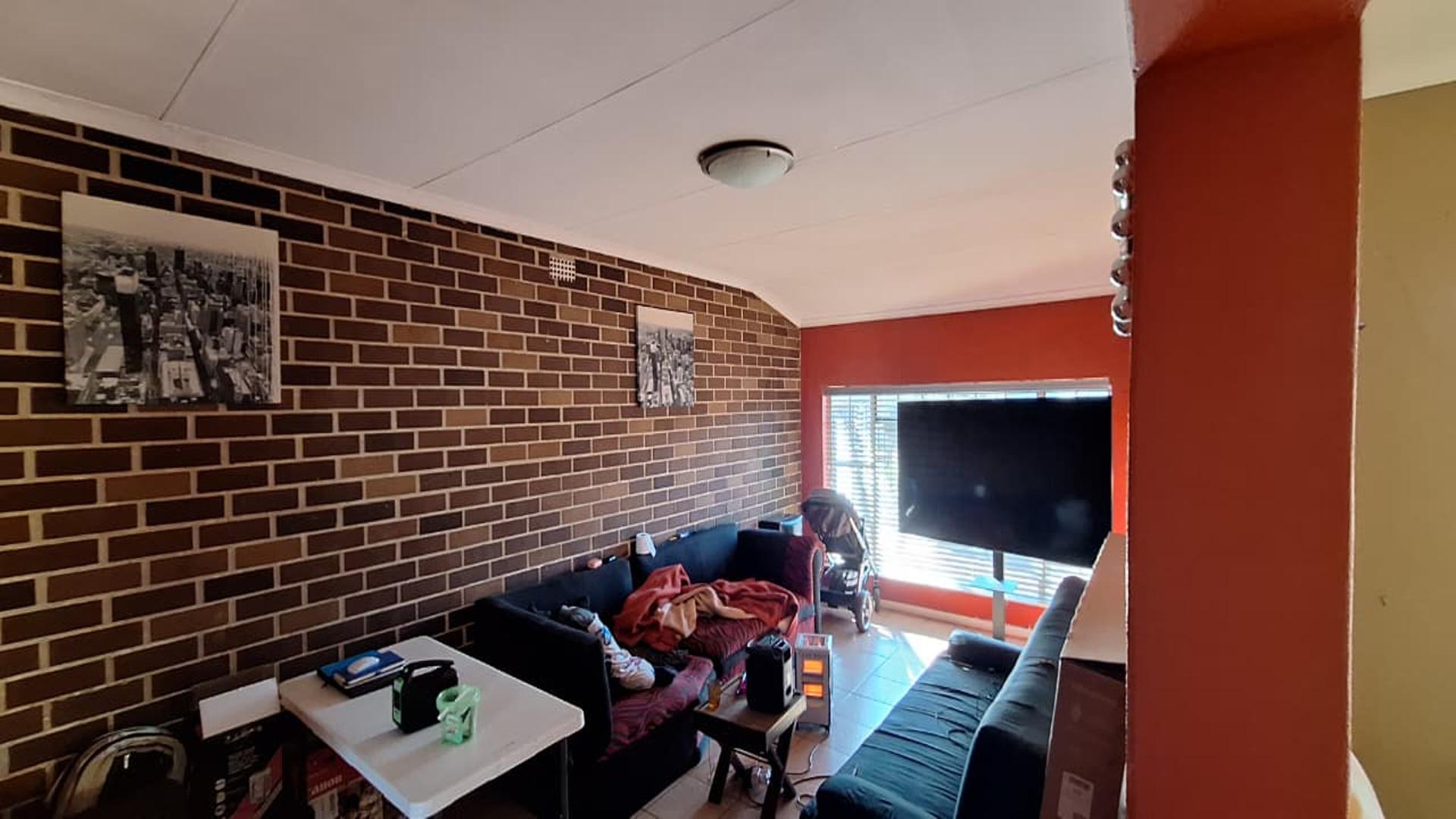 TV Room - 19 square meters of property in Klippoortjie AH