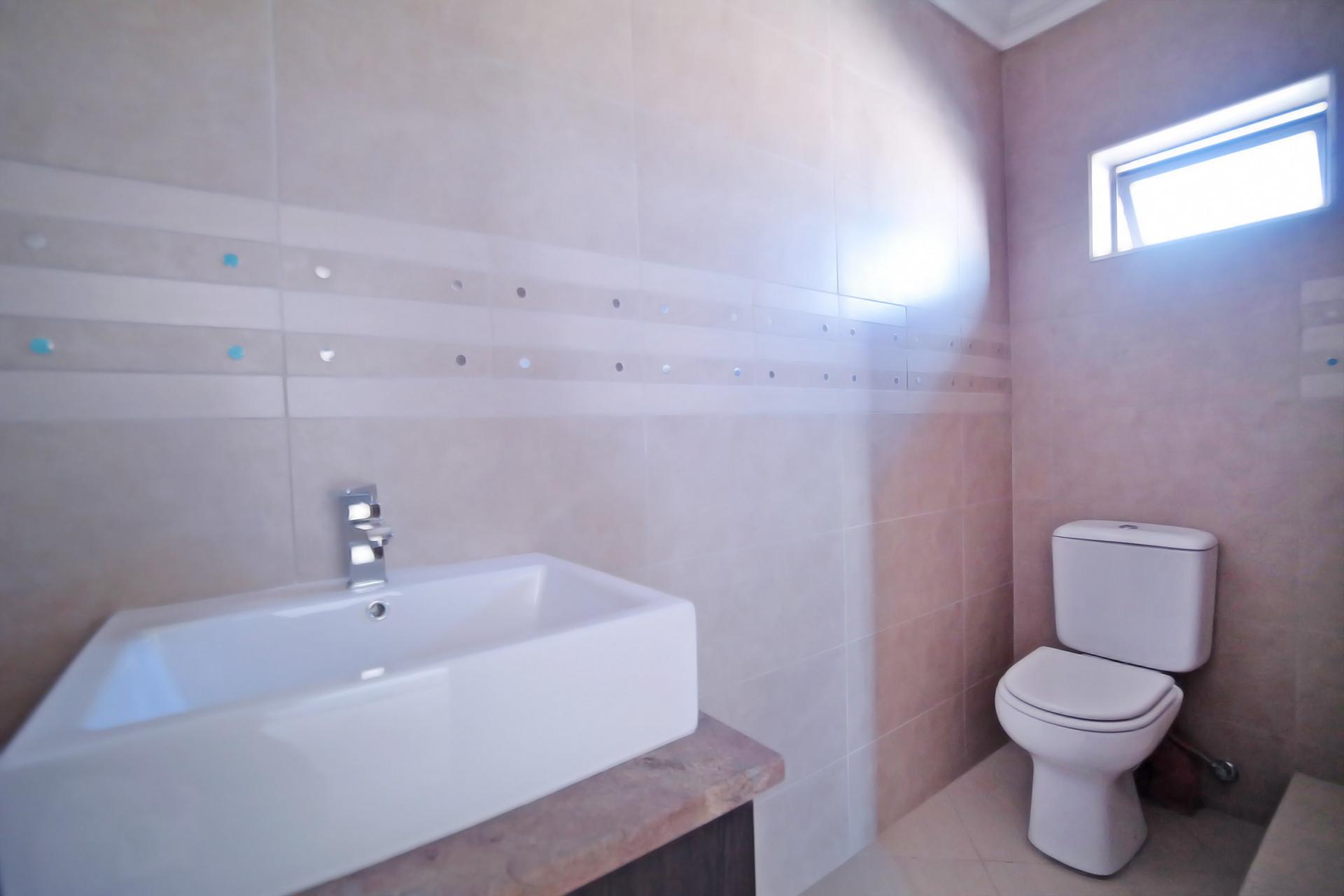 Bathroom 3+ - 4 square meters of property in The Wilds Estate
