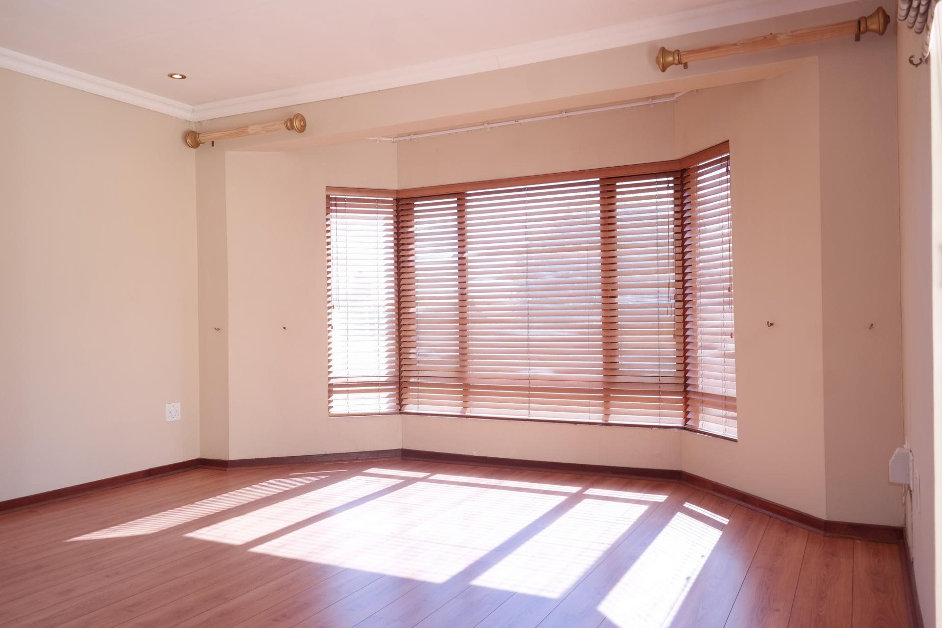 Main Bedroom - 38 square meters of property in Woodhill Golf Estate