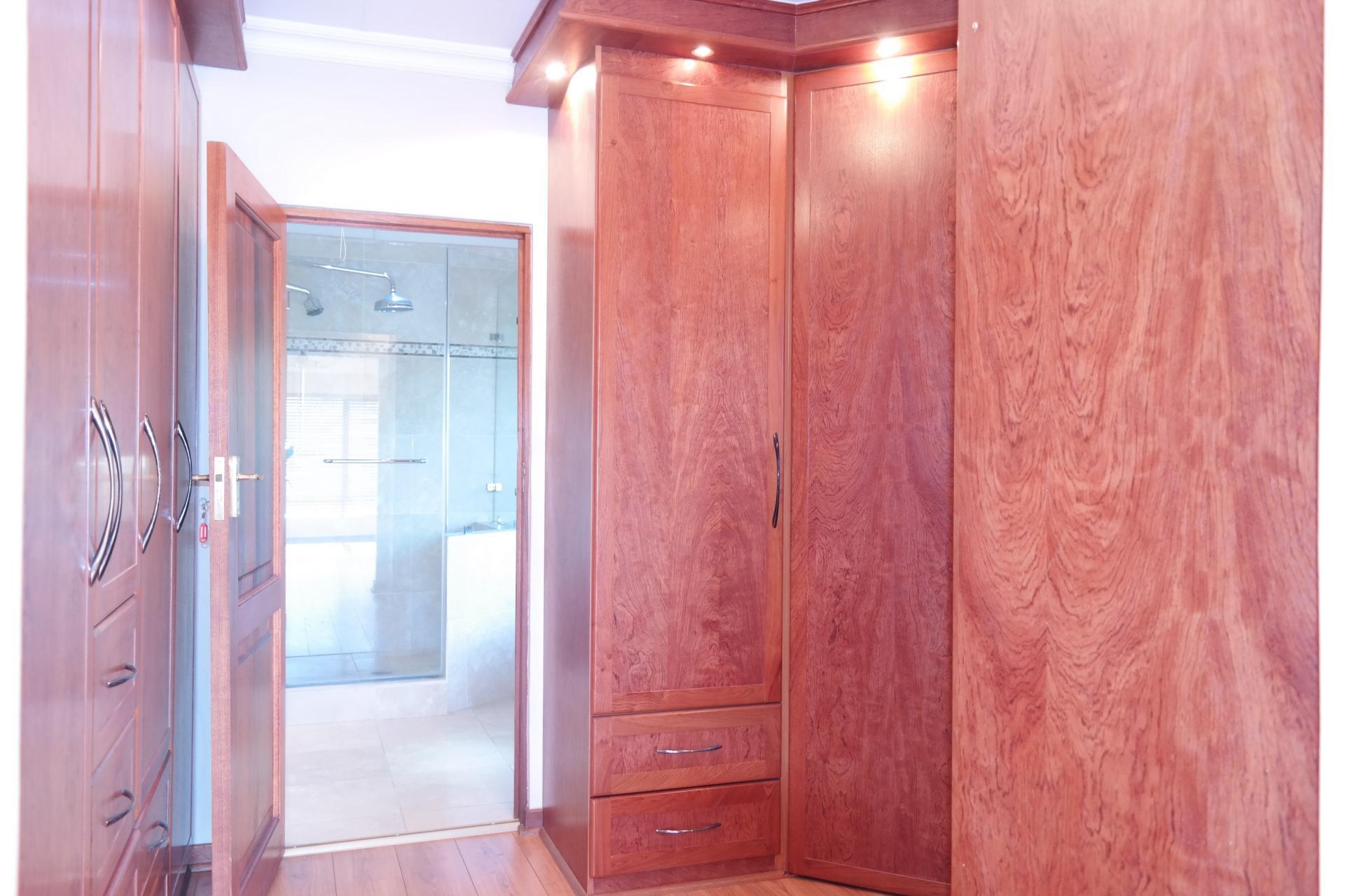 Main Bedroom - 38 square meters of property in Woodhill Golf Estate