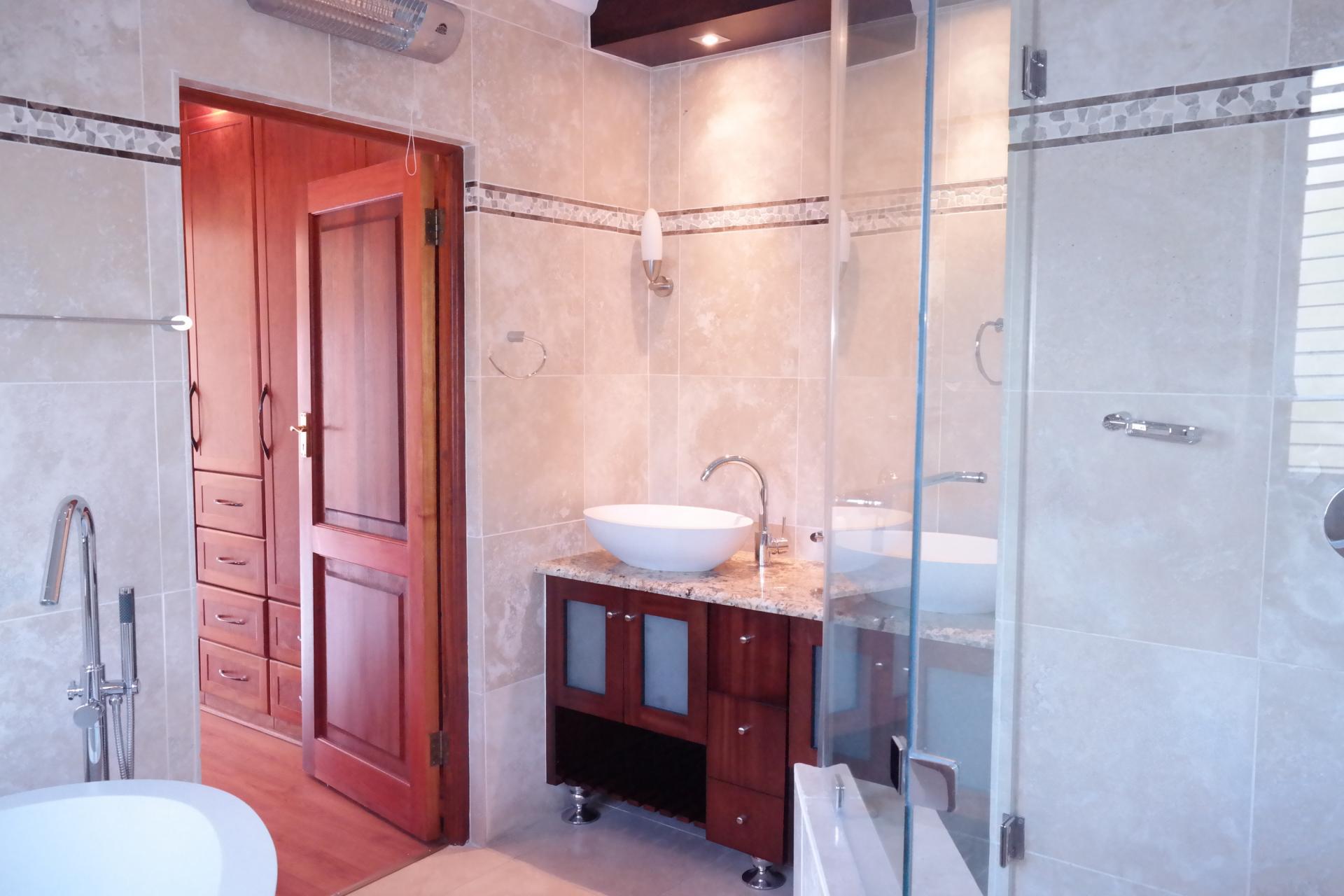 Main Bathroom - 9 square meters of property in Woodhill Golf Estate