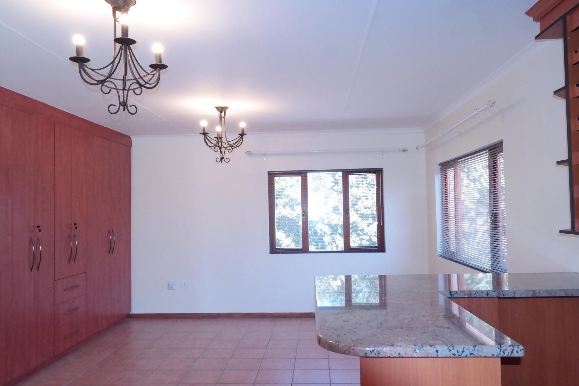 Lounges - 84 square meters of property in Woodhill Golf Estate