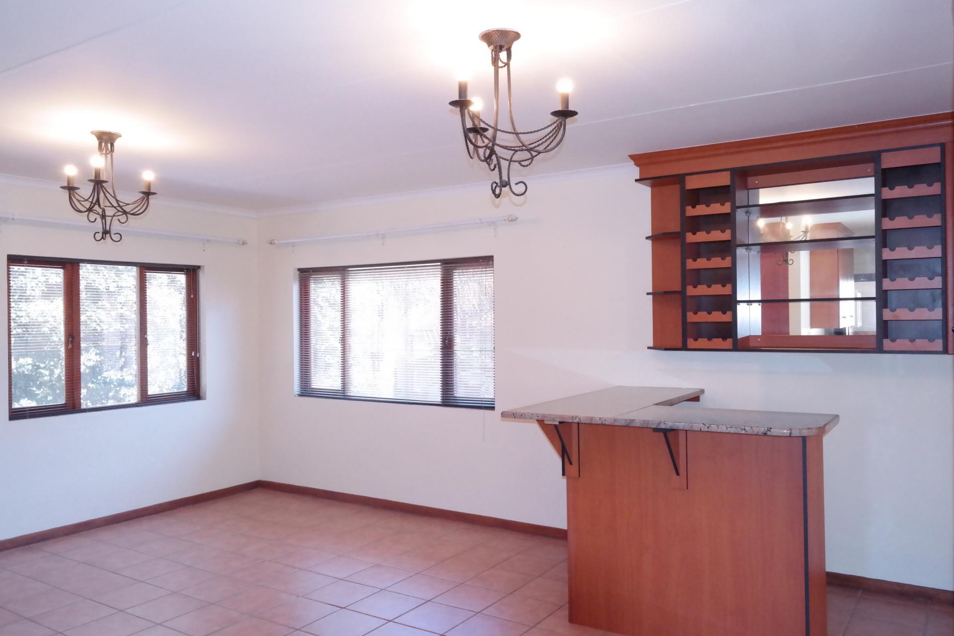 Lounges - 84 square meters of property in Woodhill Golf Estate