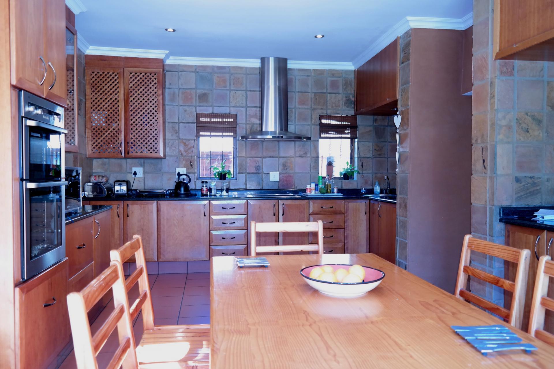 Kitchen - 37 square meters of property in Woodhill Golf Estate