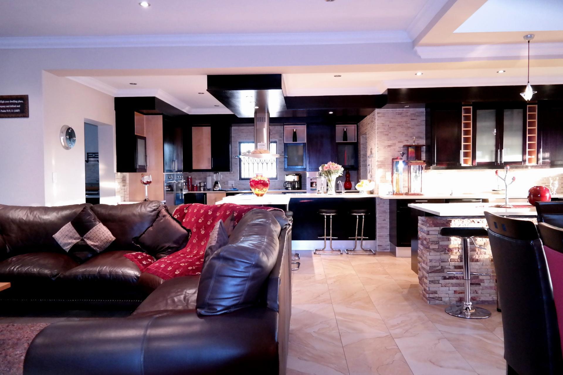 Lounges - 43 square meters of property in The Wilds Estate