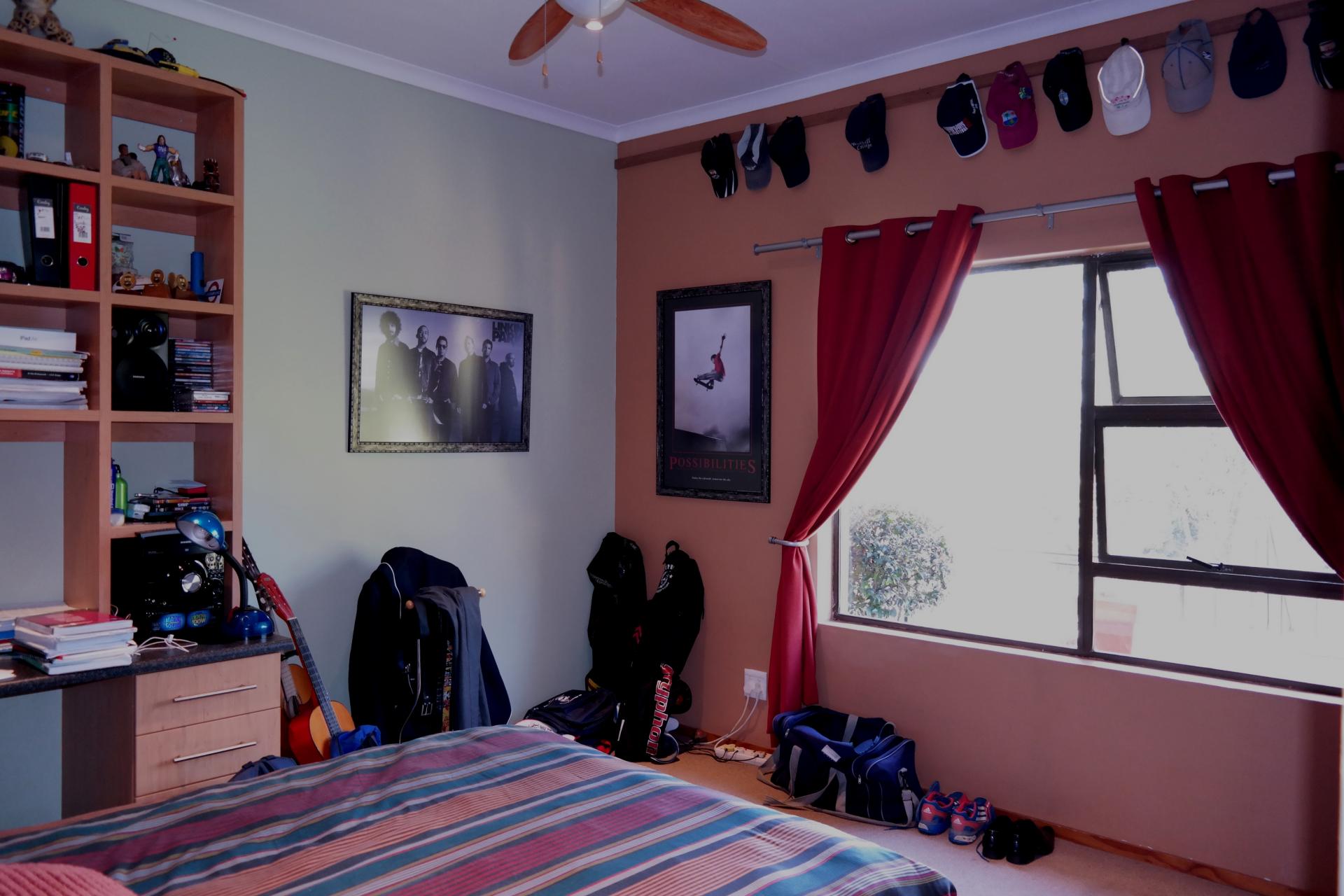 Bed Room 2 - 18 square meters of property in Woodhill Golf Estate