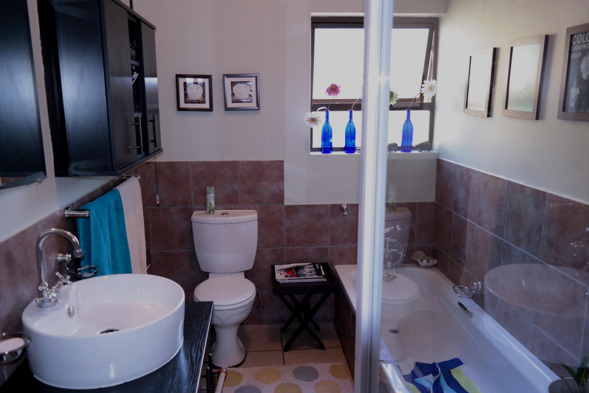 Bathroom 1 - 5 square meters of property in Woodhill Golf Estate